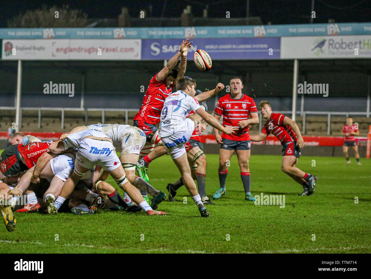 Exeter Chiefs 2 squad Scrum Hälfte Clearing die Kugel durch eine Gebühr von der Gloucester Schloss Kingsholm Stadion, Gloucester, Großbritannien Stockfoto