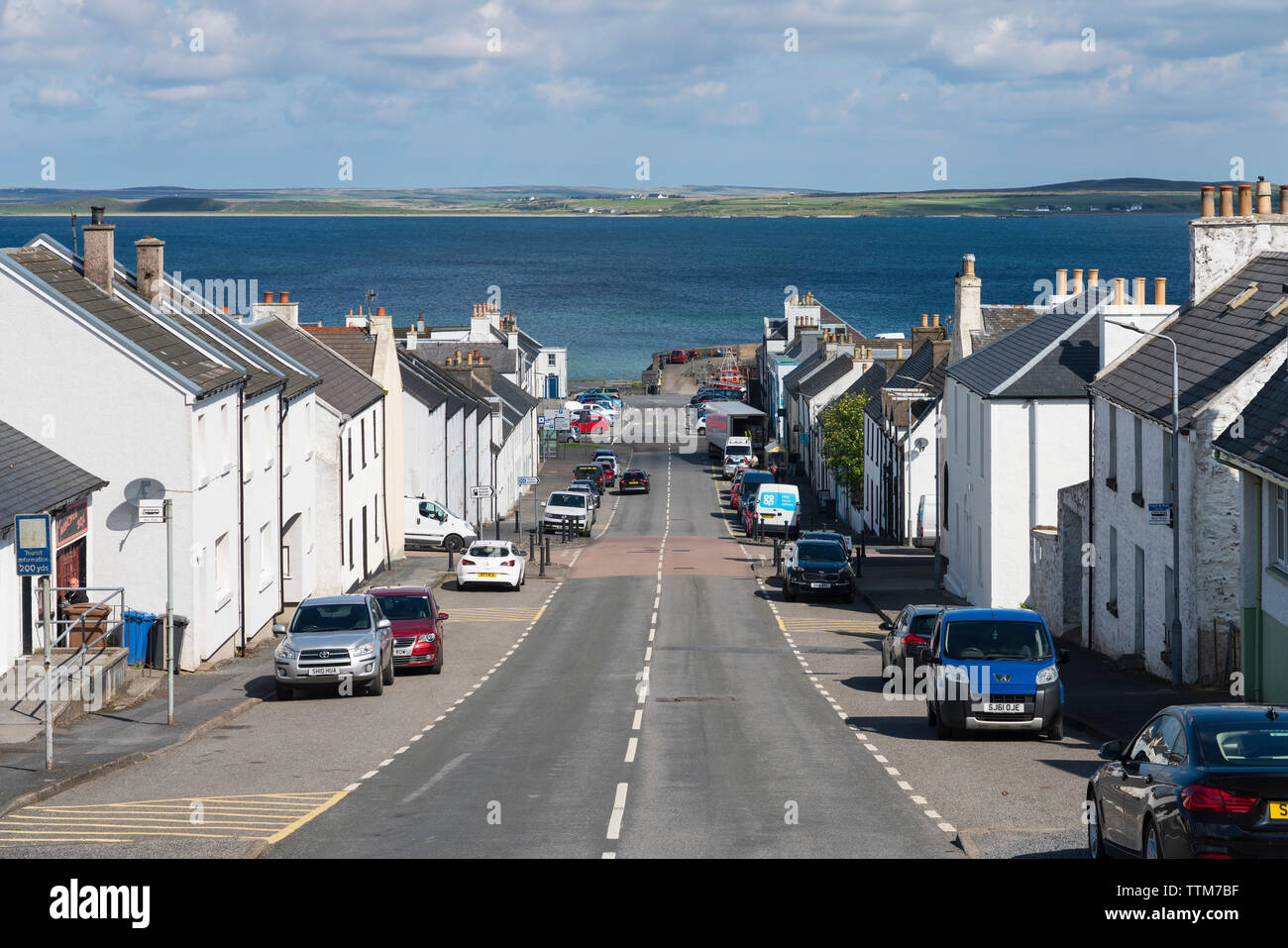 Blick auf die Hauptstraße im Dorf Bowmore auf Islay, Schottland, Großbritannien Stockfoto