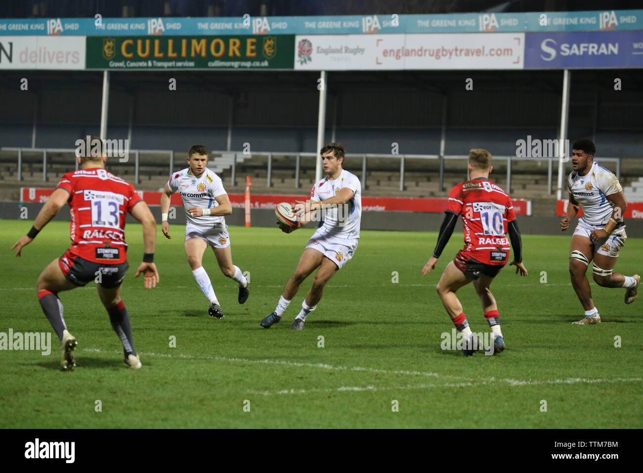 Exeter Chiefs Angriff auf die Gloucester Verteidigung überschrift für die Versuchen Linie an kingsholm Stadion, Gloucester, Großbritannien. Stockfoto