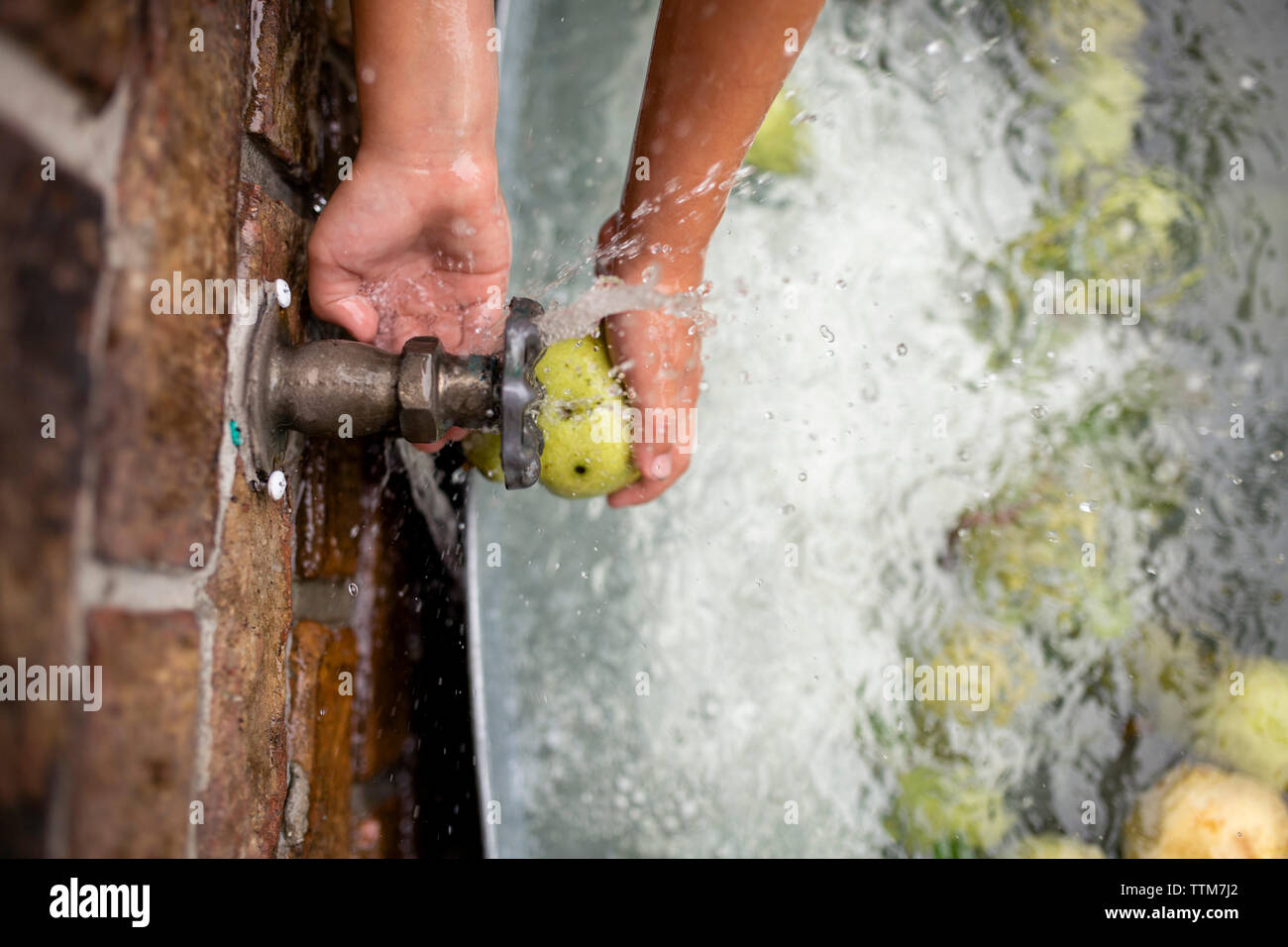 7/8 Hände waschen von boy Birne aus fließendem Wasser zu tippen Stockfoto
