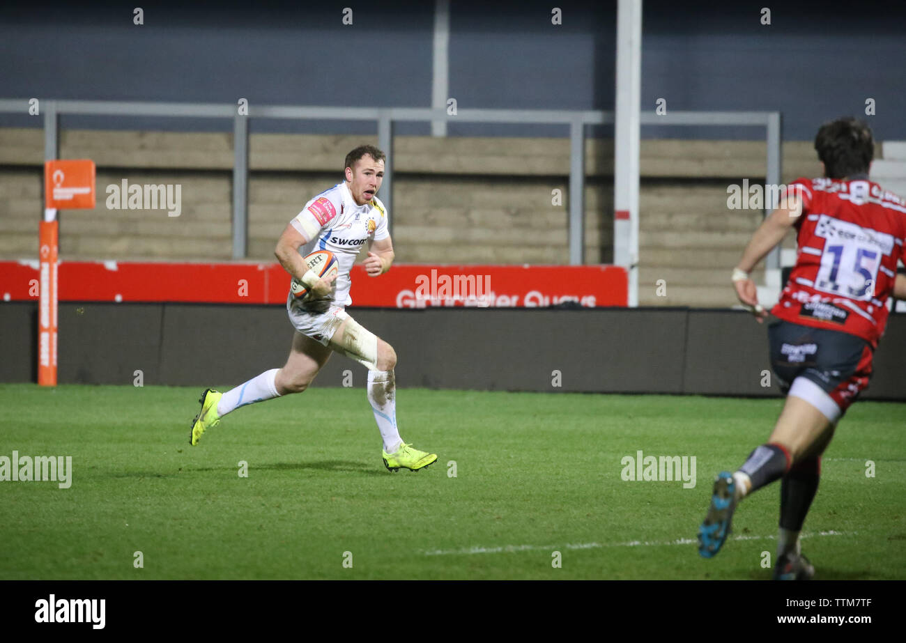 Exeter Leiter Zentrum Max Bodilly sprintete in Richtung versuchen Linie gegen Gloucester 2 Kader Kingsholm Stadion, Gloucester, Großbritannien. Stockfoto