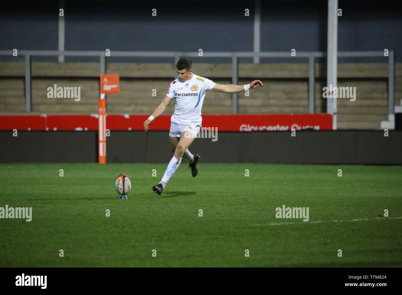 Exeter Chiefs Fliege Hälfte Harvey Skinnerabout einen Elfmeter gegen Gloucester 2 Kader Kingsholm Stadion, Gloucester, Großbritannien. Stockfoto