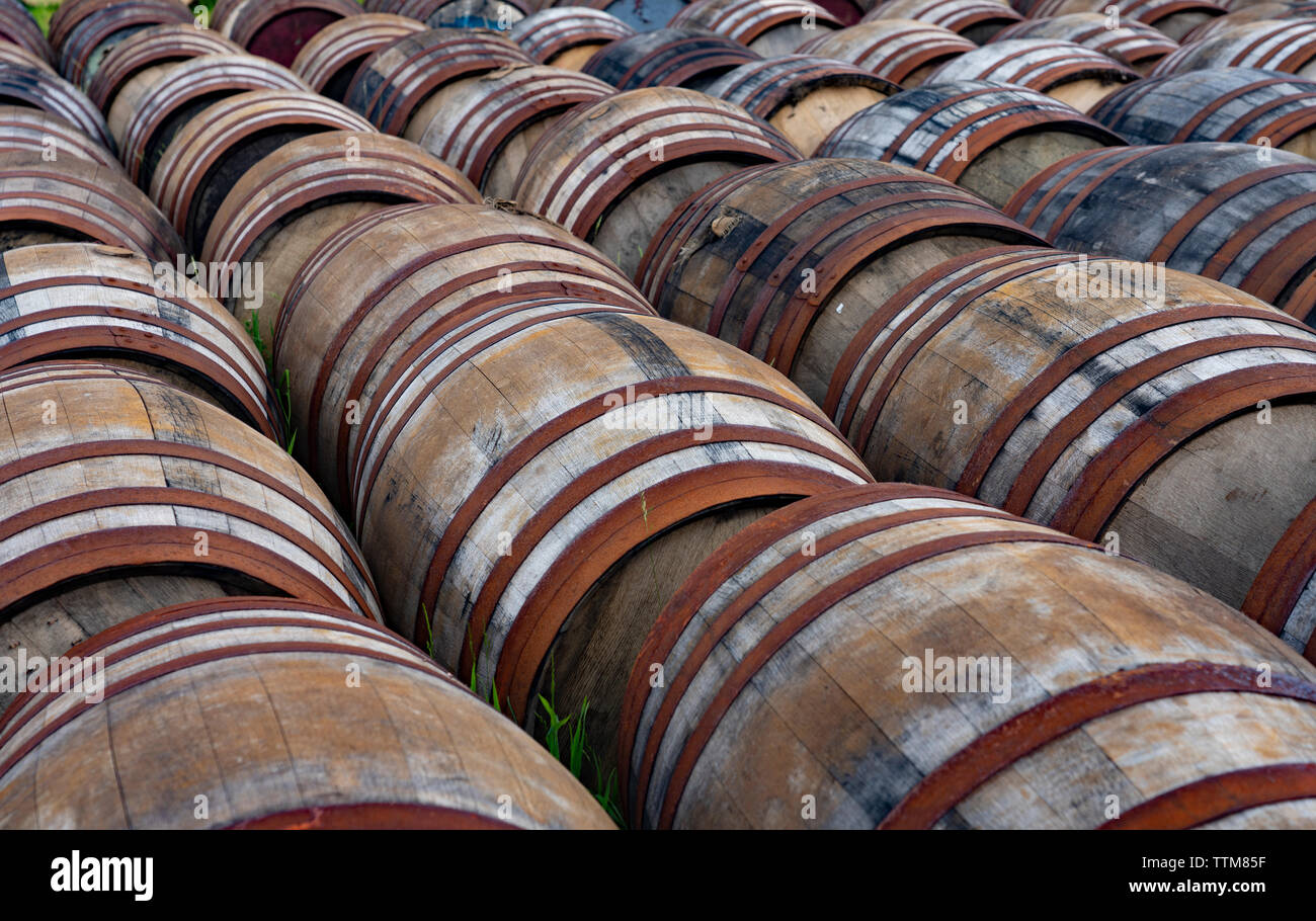 Blick auf Fässer Whisky Bunnahabhain Distillery auf der Insel Islay im Inneren Hebriden von Schottland, Großbritannien Stockfoto