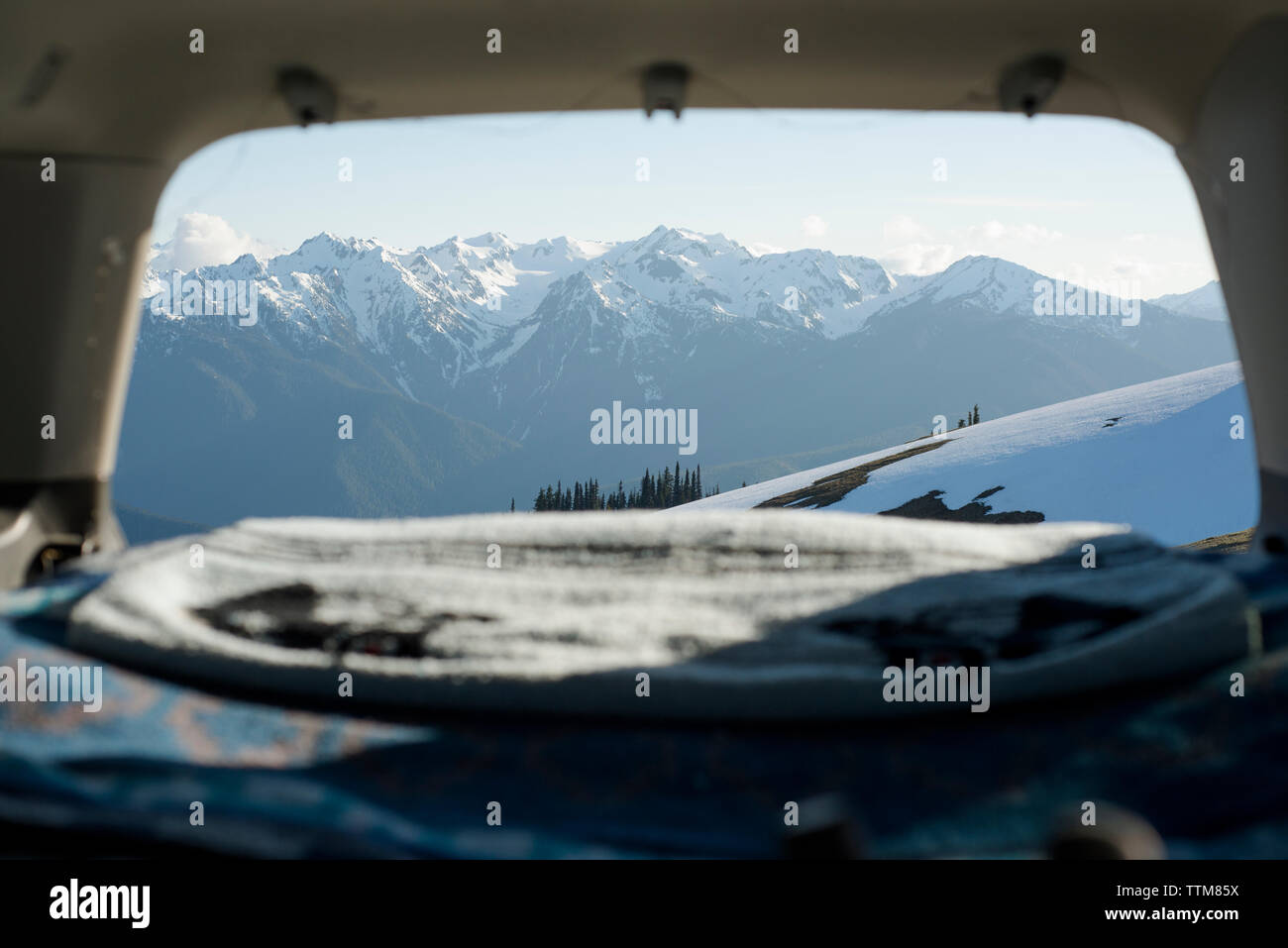 Malerischer Blick auf schneebedeckte Berge von Sports Utility Vehicle gesehen Stockfoto