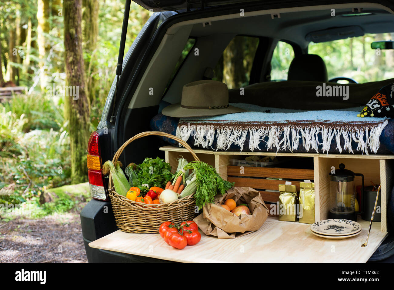 Gemüse im Korb im Kofferraum von SUV Stockfotografie - Alamy