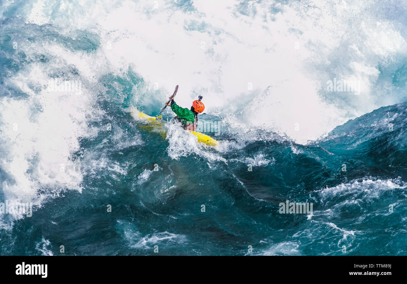 Kayaker absteigend den Futaleufu River, einen Fluss in Patagonien der Klasse 5 Stockfoto