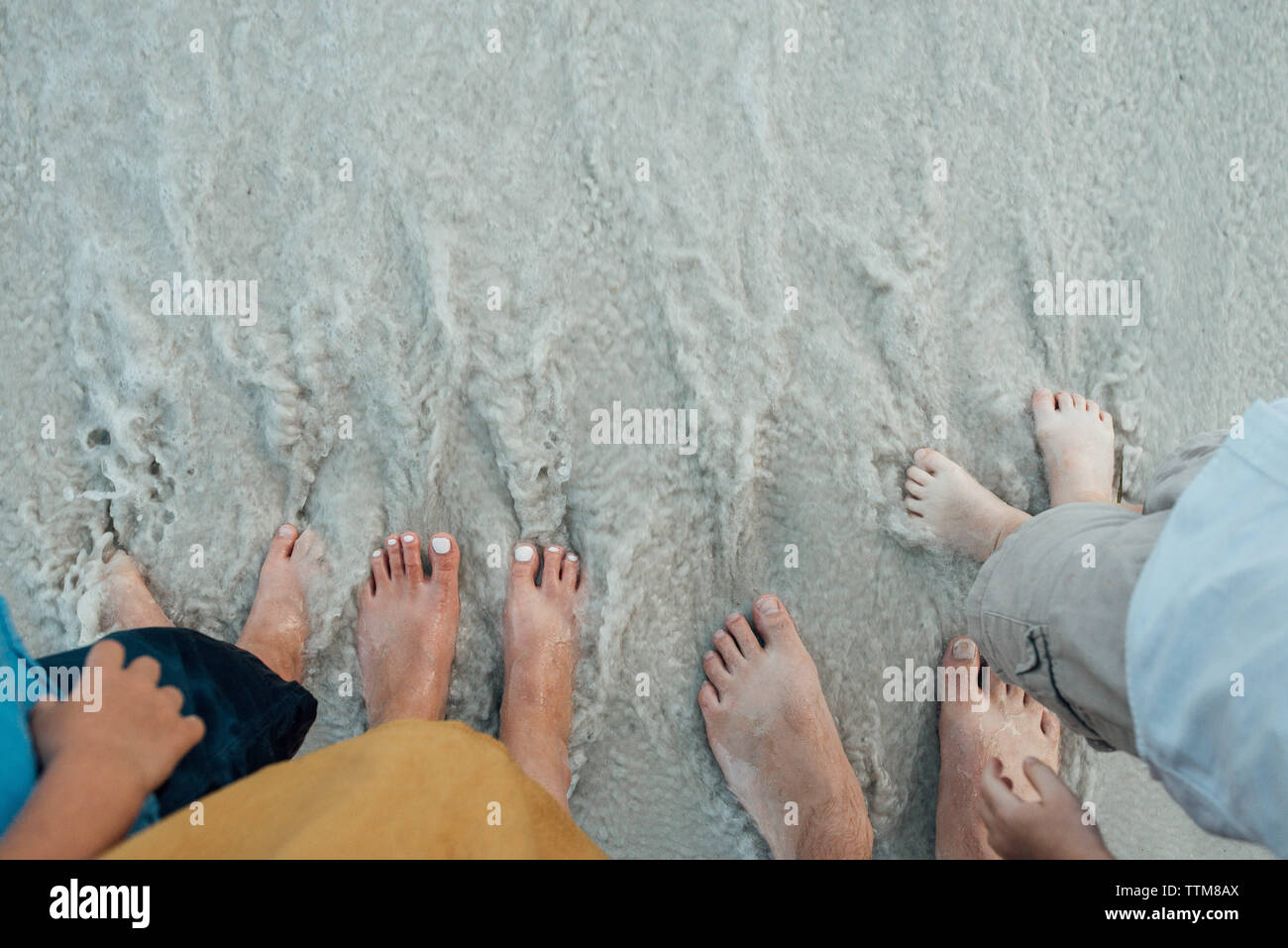 Niedrige Abschnitt der Eltern und Kinder am Panama City Beach stehend Stockfoto