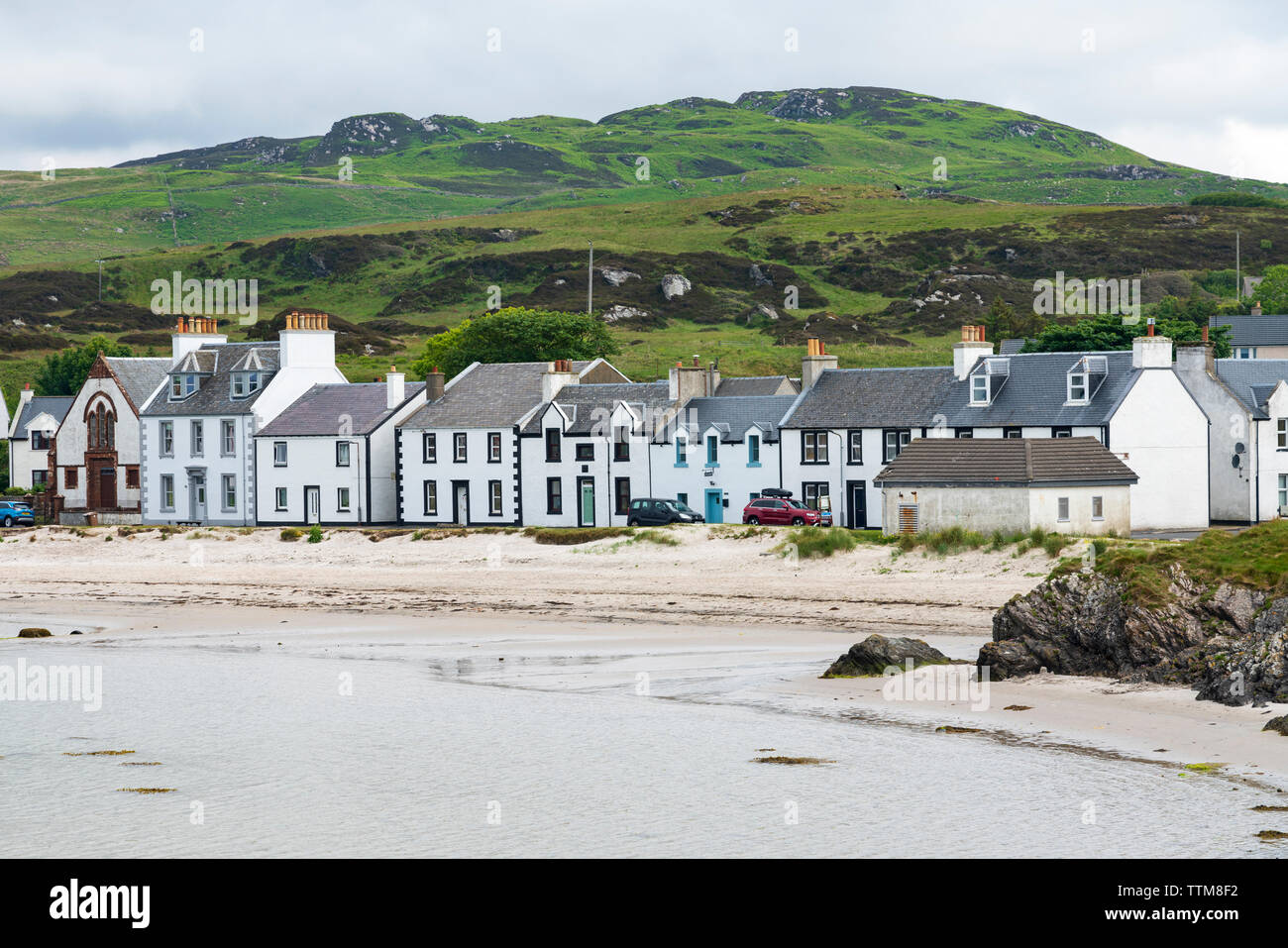 Blick auf die weiß getünchten Häuser in Port Ellen auf Islay in der Inneren Hebriden, Schottland, Großbritannien Stockfoto