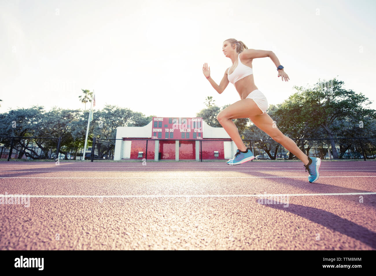 Bestimmt weiblichen Athleten auf Rennstrecke Stockfoto