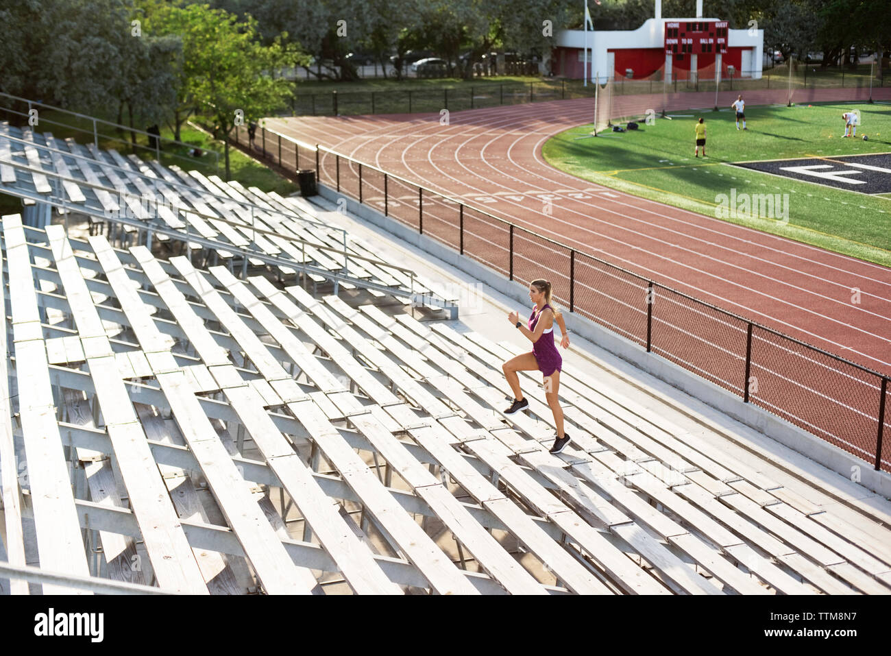 Bestimmt weiblichen Athleten auf zuschauertribünen Stockfoto