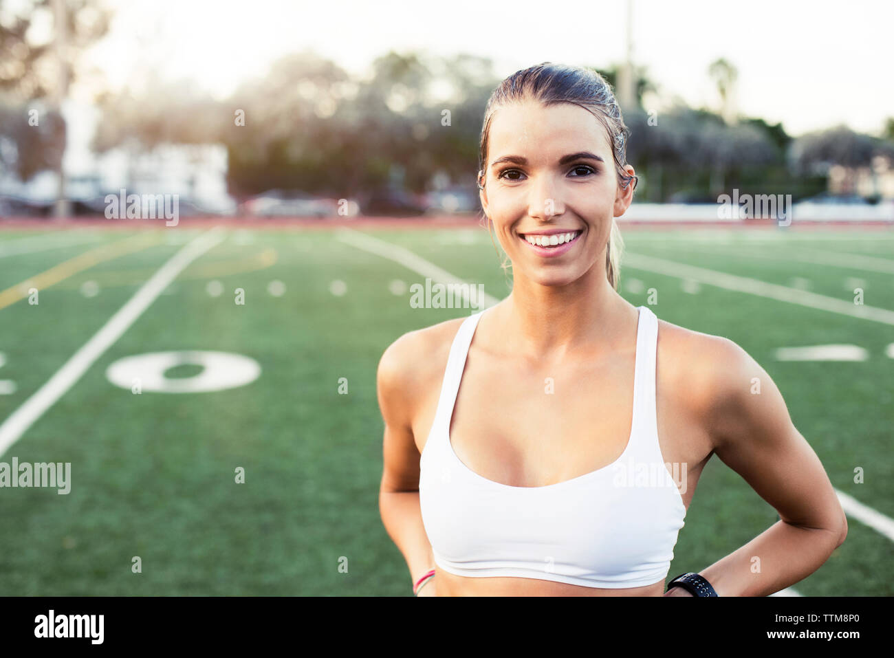Portrait von glückliche Athletin stehend auf dem Feld Stockfoto