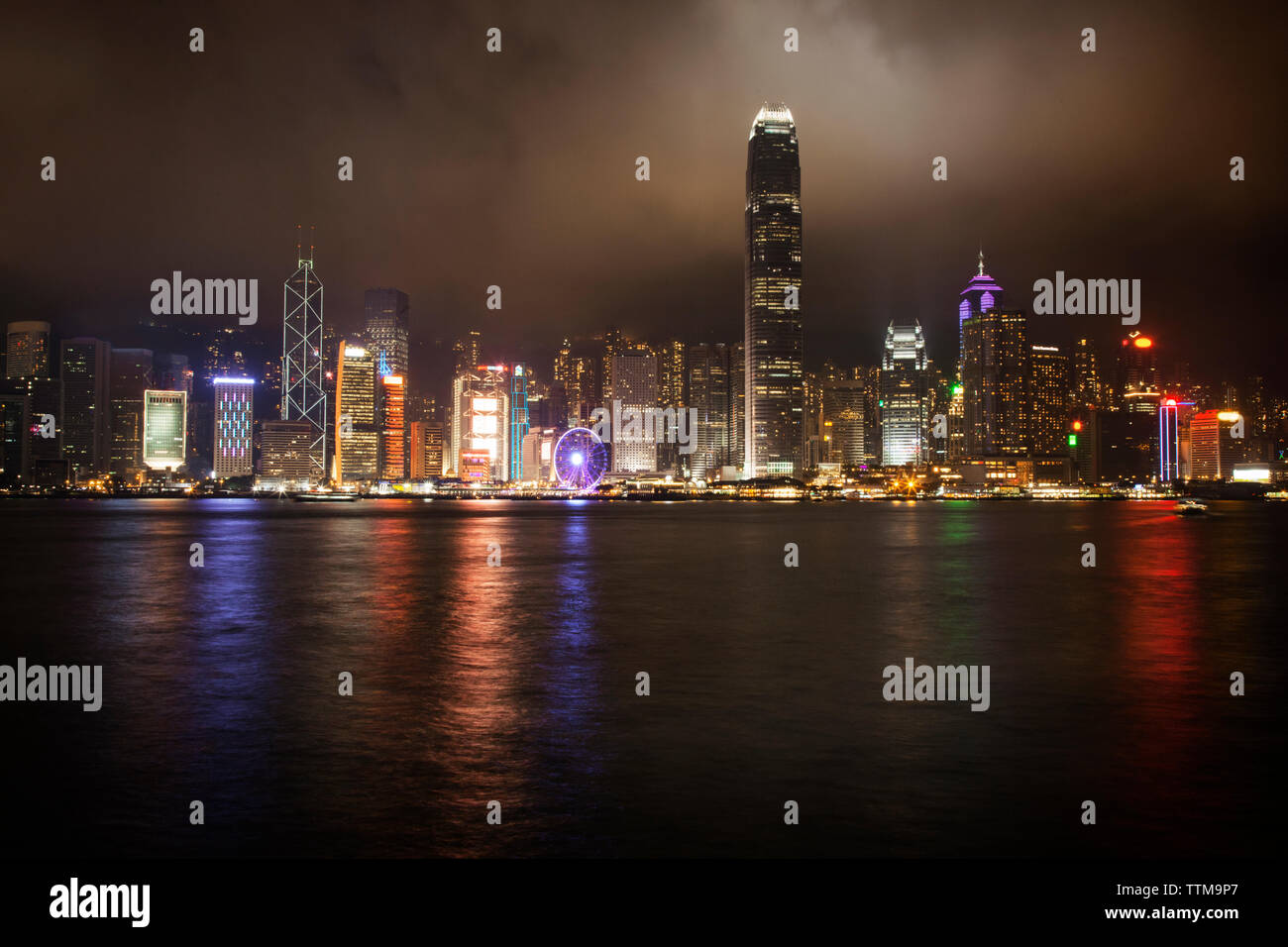 Beleuchtete Hong King Skyline von Kowloon Bay bei Nacht Stockfoto