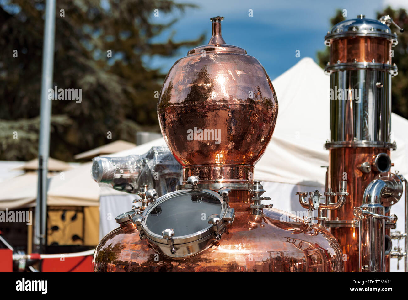 Alcohol distillation -Fotos und -Bildmaterial in hoher Auflösung – Alamy