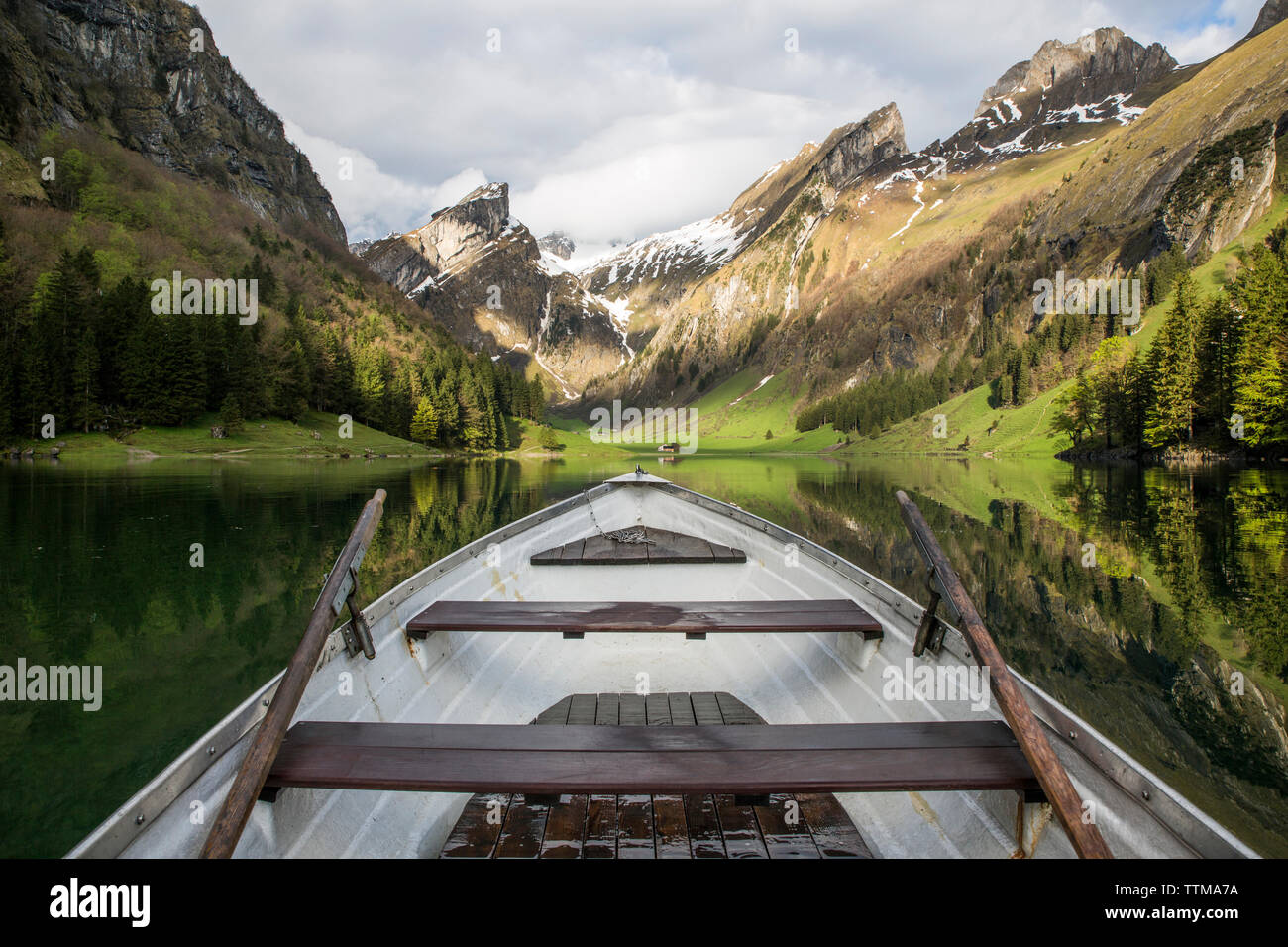 7/8 Image der Boot auf See von Bergen Stockfoto