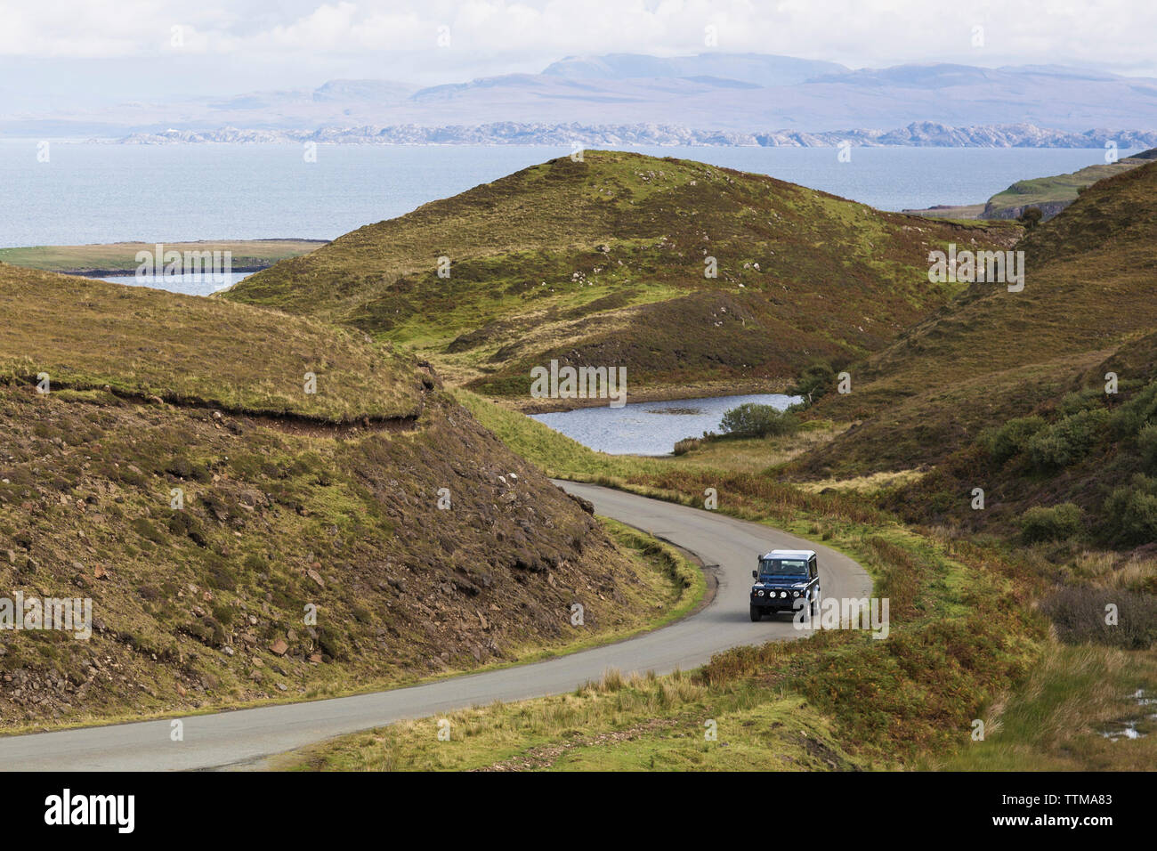 Hohe Betrachtungswinkel von Off-road-Fahrzeug auf der Straße inmitten von Stockfoto