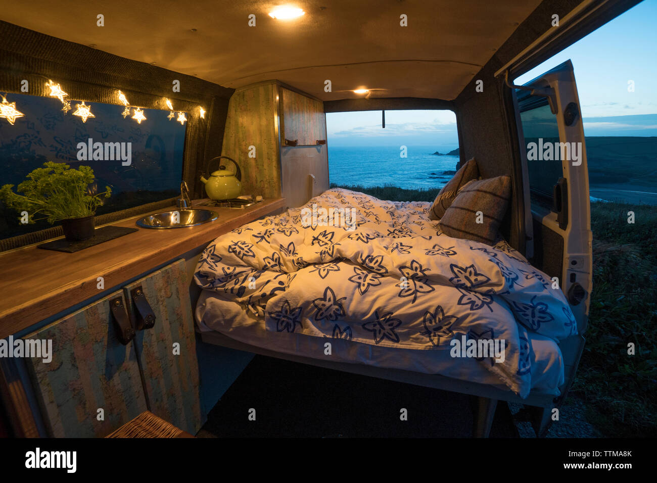 Von innen beleuchtete Motor home in der Dämmerung Stockfoto