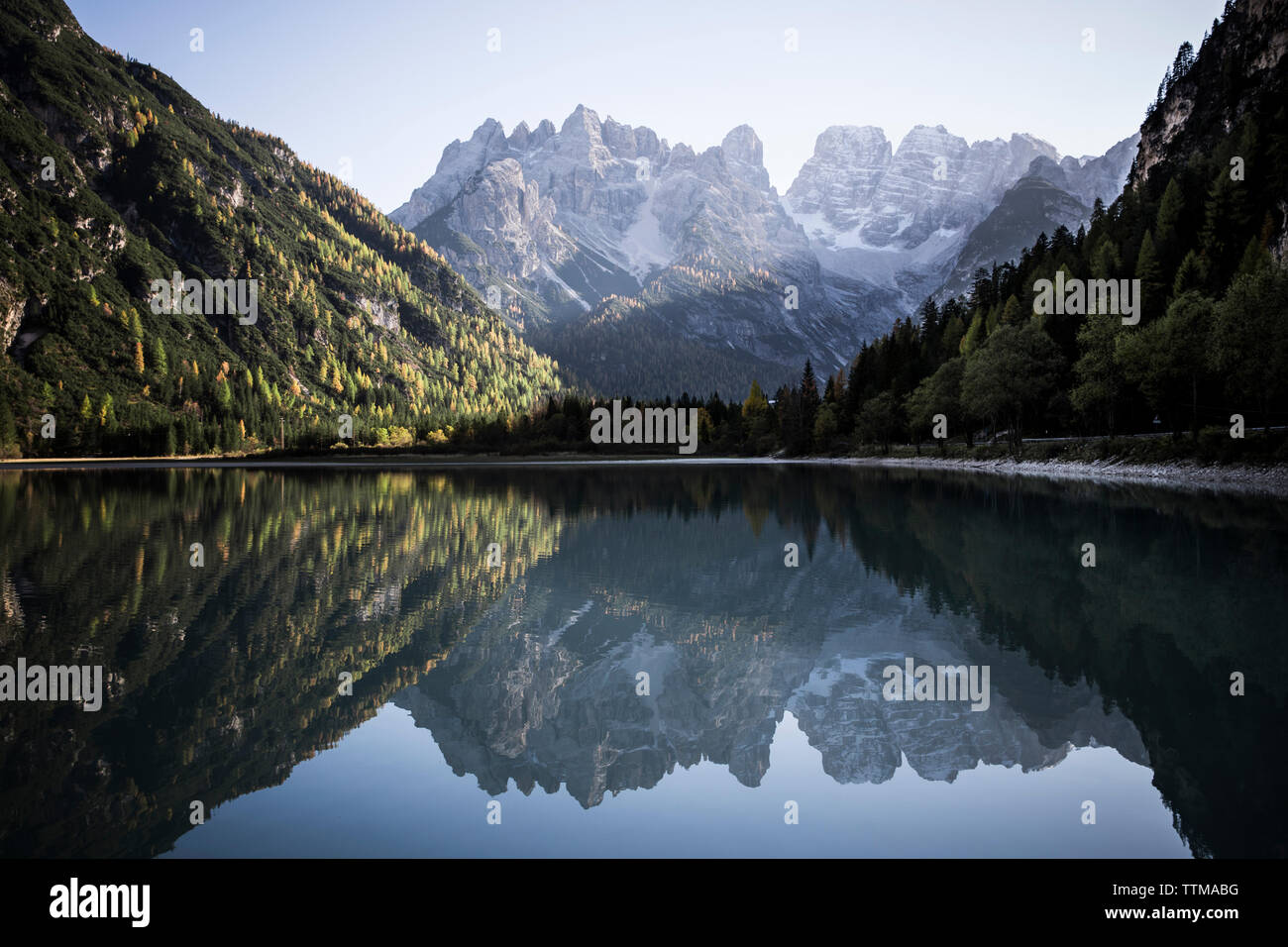 Malerischer Blick auf ruhigen See inmitten von Bergen gegen Sky Stockfoto