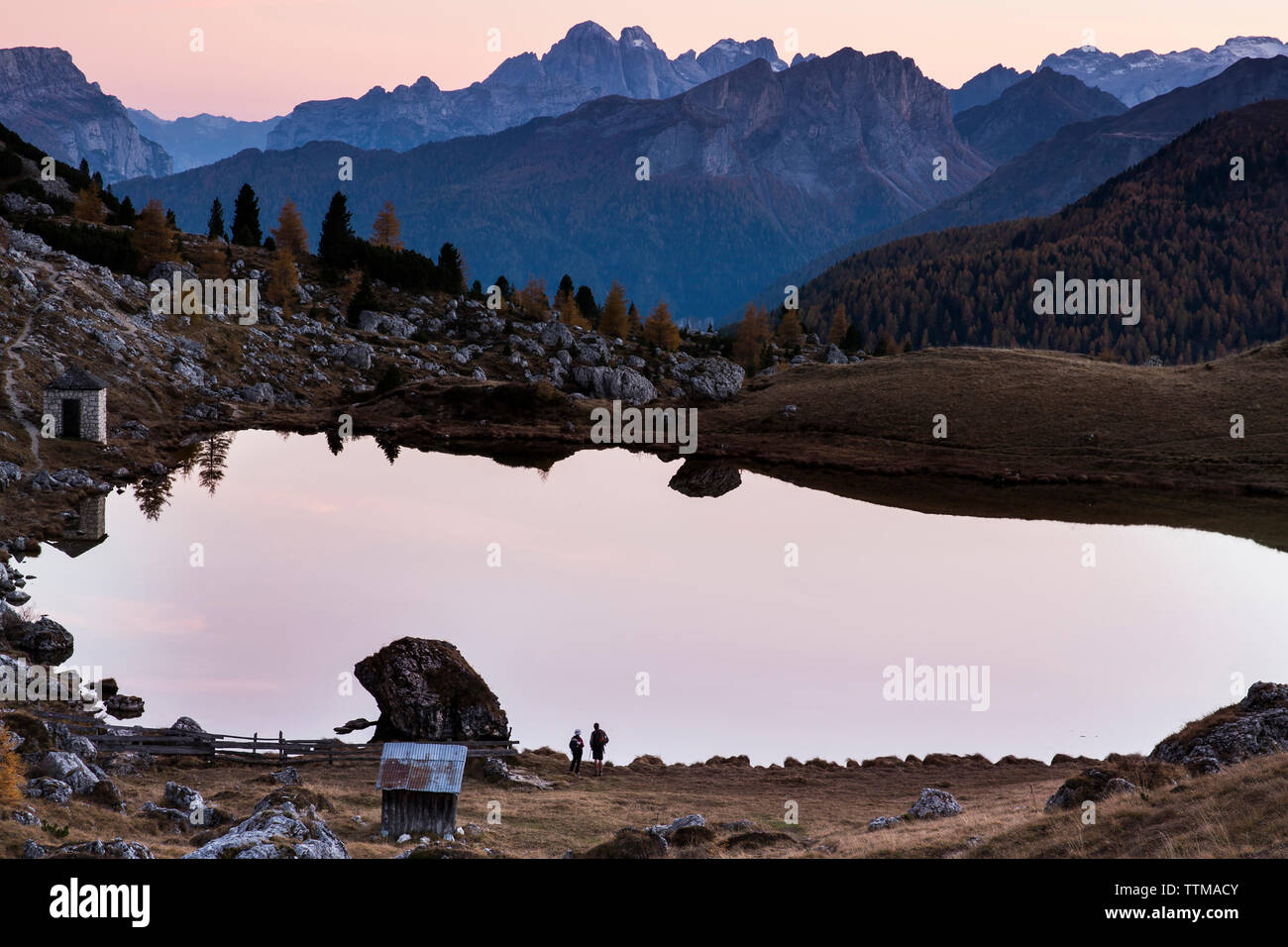 Malerischer Blick auf den See und die Berge gegen Himmel bei Sonnenuntergang Stockfoto