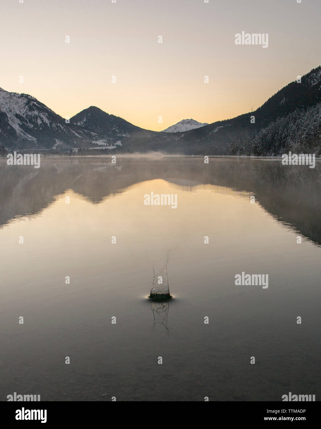 Rippled See von Bergen gegen Himmel bei Sonnenuntergang Stockfoto