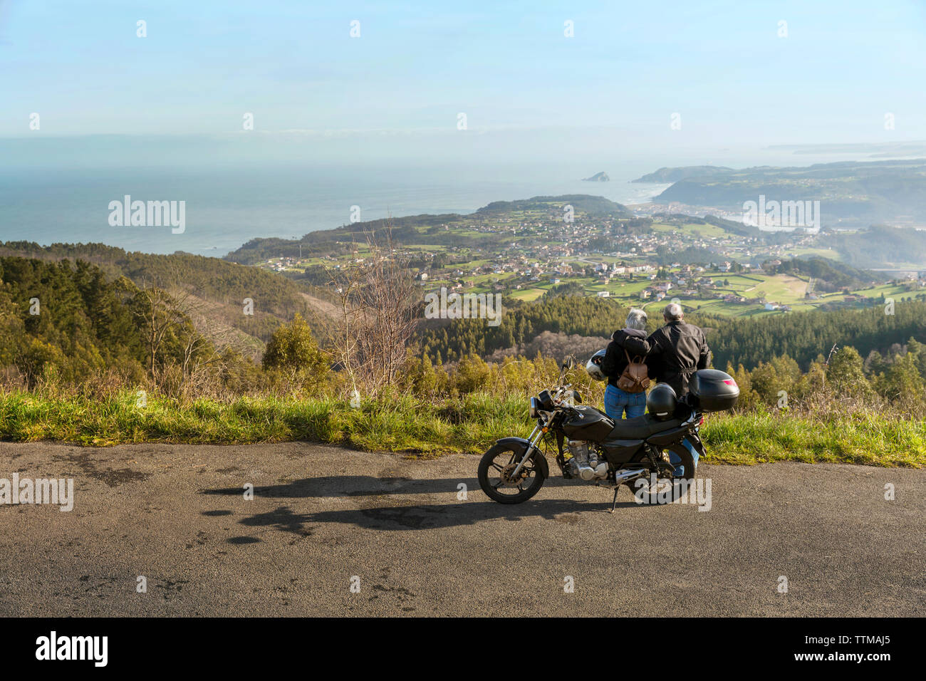 Senior Paar, Bergblick, während mit dem Motorrad auf der Straße Stockfoto