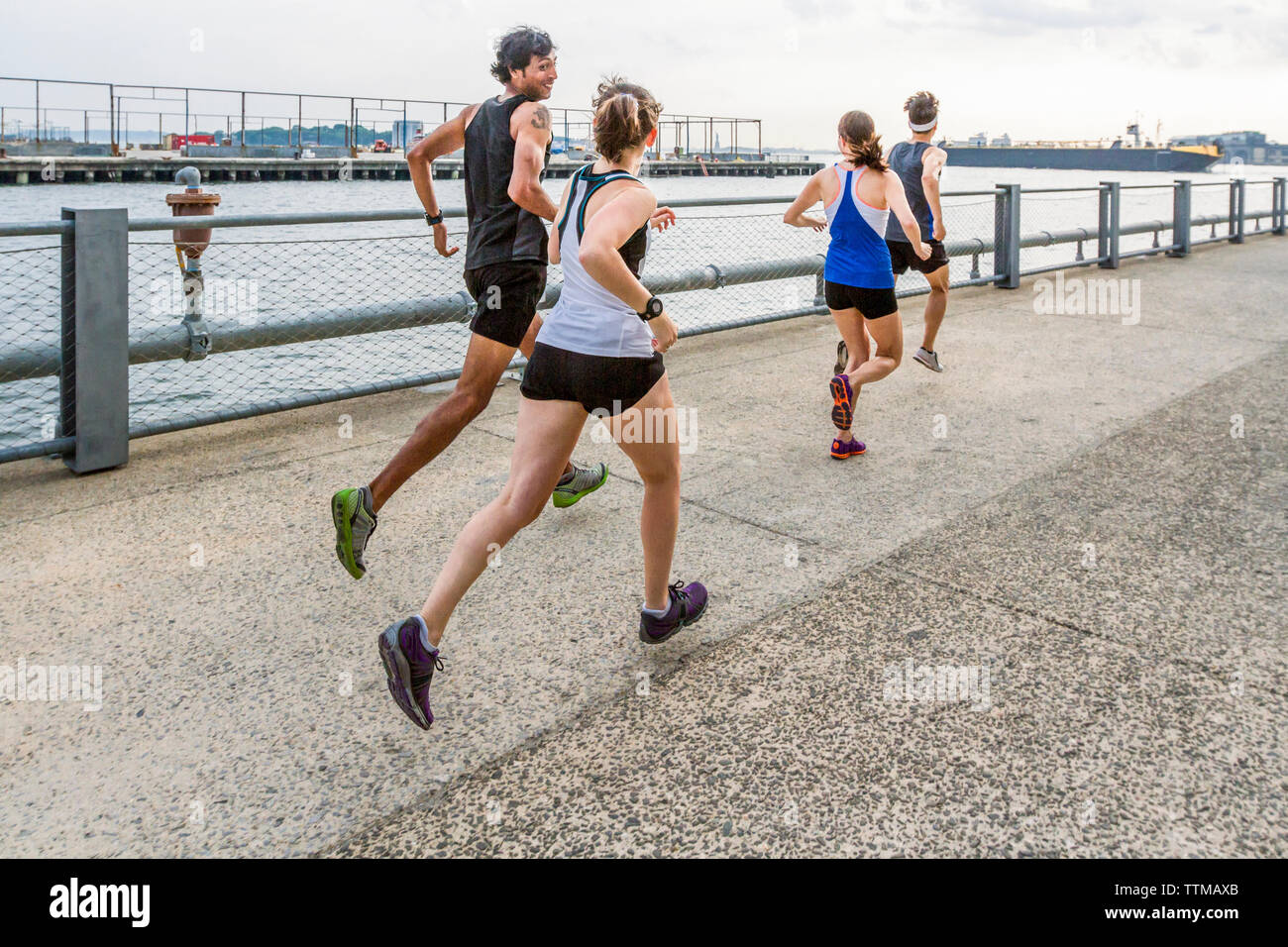Gruppe von Läufern Training am Wasser in Brooklyn Bridge Park Stockfoto