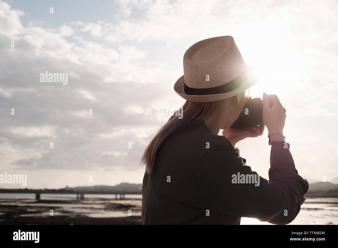 Frau Urlaub in Panama und Aufnehmen von Bildern mit der spiegellosen Kamera Stockfoto