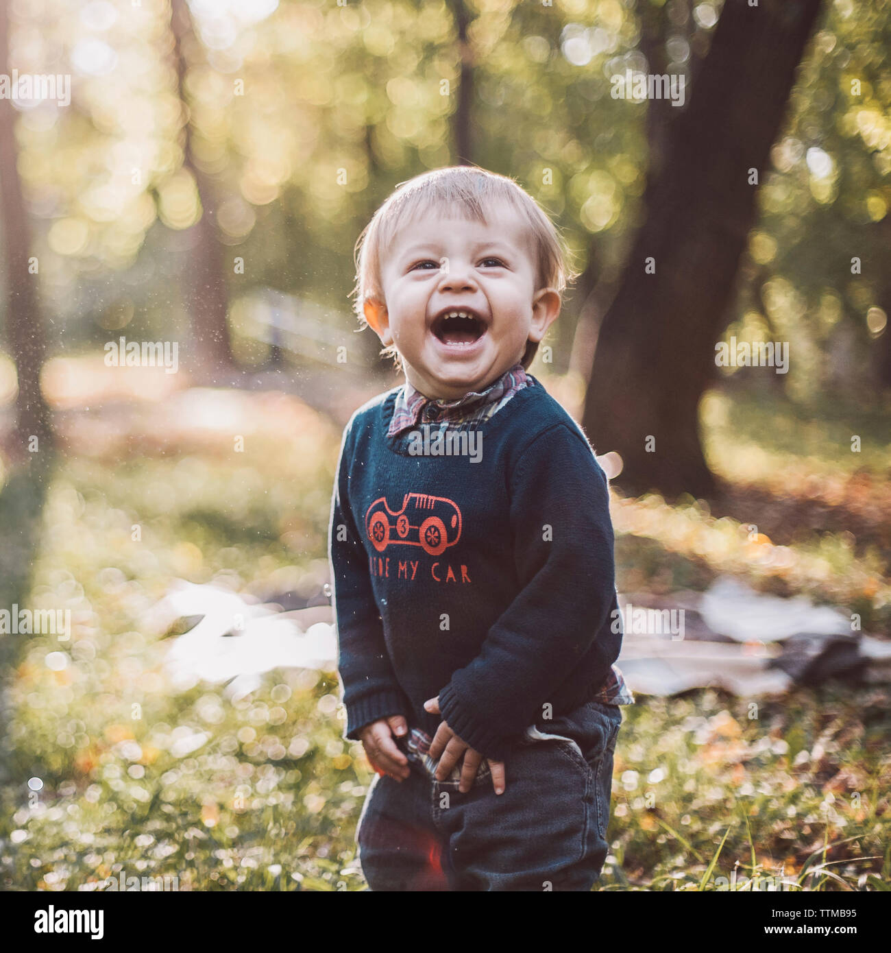 Fröhliches baby boy Standing im Park im Herbst Stockfoto