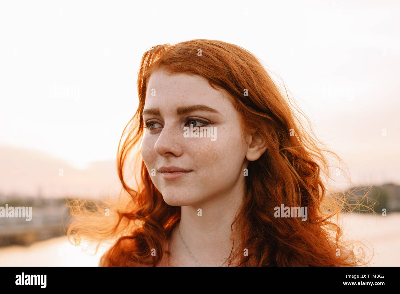 Nahaufnahme, Porträt der jungen Frau mit roten Haaren und Sommersprossen Stockfoto