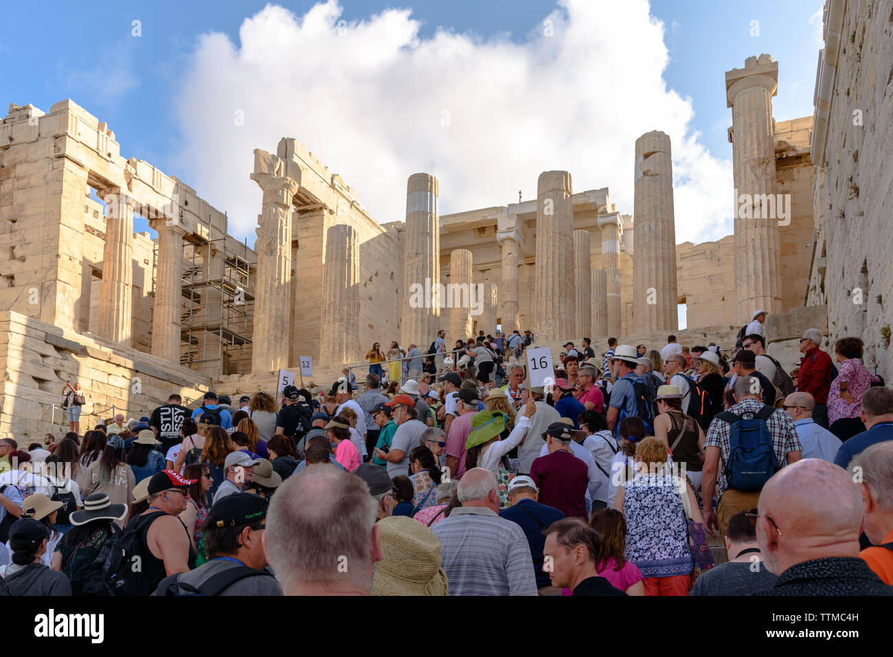 Die Akropolis in Athen überfüllt mit Touristen an einem sonnigen Sommermorgen Stockfoto