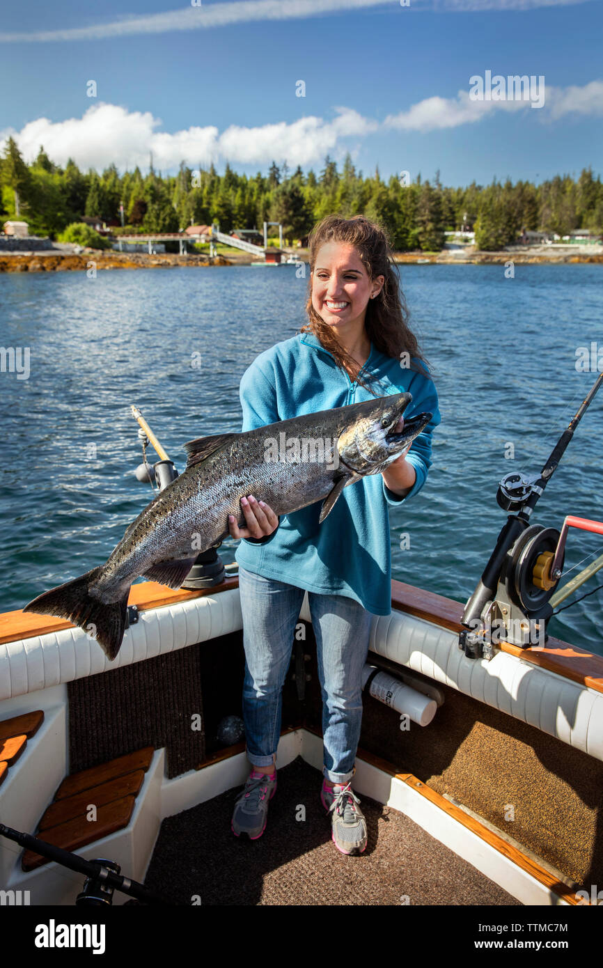 USA, Alaska, Ketchikan, eine Frau Fischer zeigt ihren Fang beim Angeln die Behm Canal in der Nähe von Clarence Straight, Knudsen Bucht entlang der Tongass Nar Stockfoto