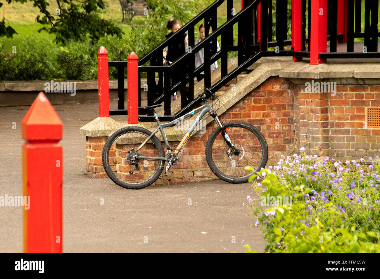 Fahrrad links lehnte sich gegen die Band stand Stockfoto