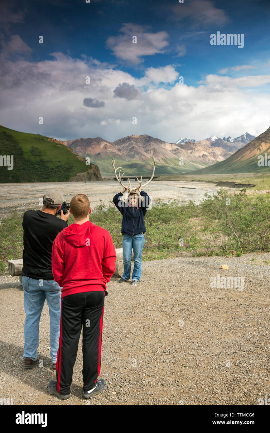 USA, Alaska, Denali, Denali Nationalpark, Gäste posieren für Fotos während einer Pause auf der Wildlife drive anzeigen Rundgang durch den Park Stockfoto