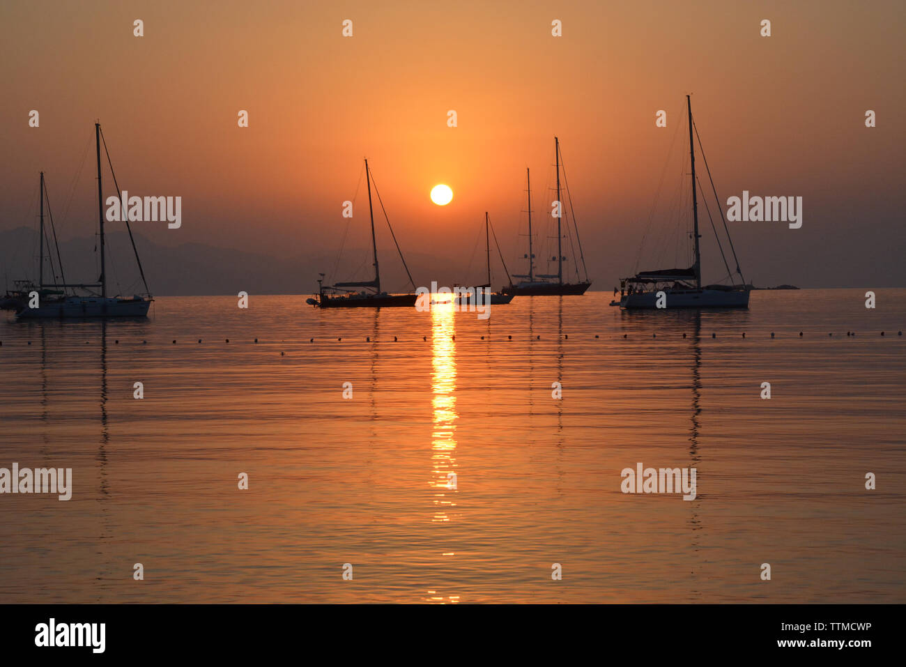Segelyachten in der Türkei bei Sonnenuntergang. Die untergehende Sonne ein goldenes Leuchten zum Meer. Die untergehende Sonne auf dem Wasser spiegelt. Stockfoto