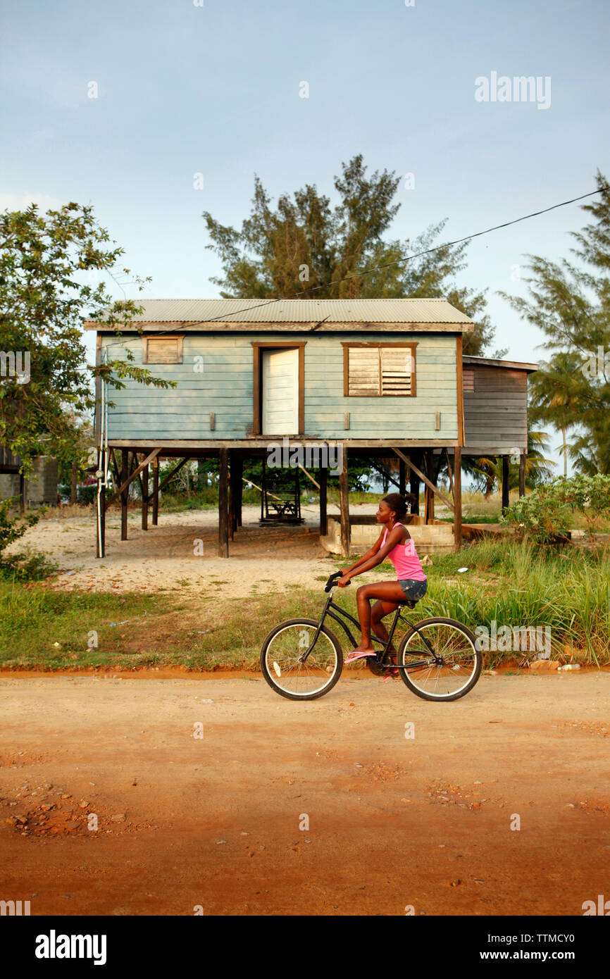 BELIZE, Hopkins, Radtouren, die mainstreet in Hopkins Stockfoto