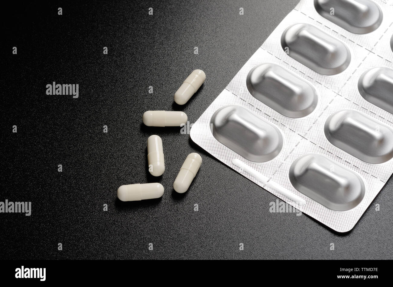 Pillen auf eine Schwarze, genarbte Oberfläche Stockfoto