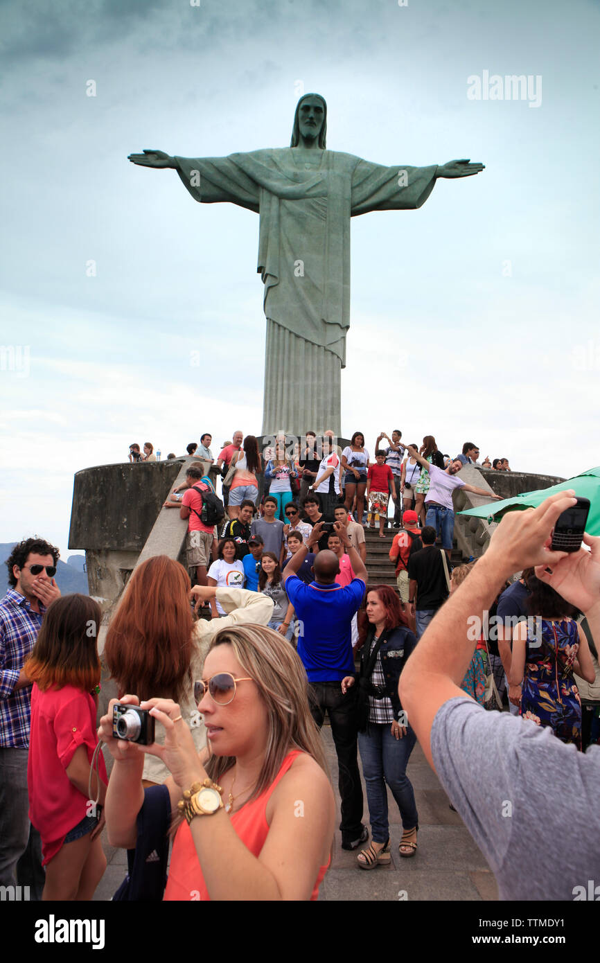 Brasilien, Rio de Janiero, Gruppen von Menschen versammeln sich an der Cristo Redentor (Statue) Stockfoto