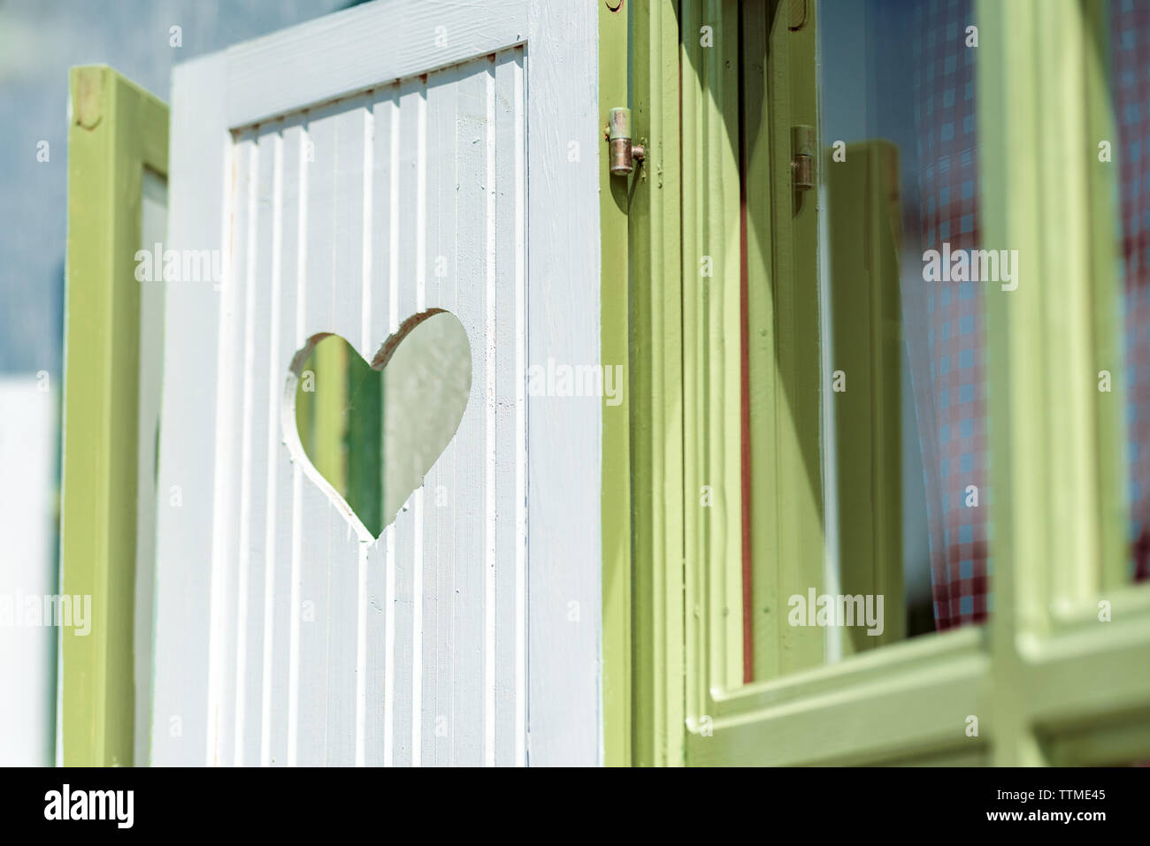 Herzförmigen Ausschnitt am Fenster Holz- Shutter, selektiven Fokus flache Tiefenschärfe Stockfoto