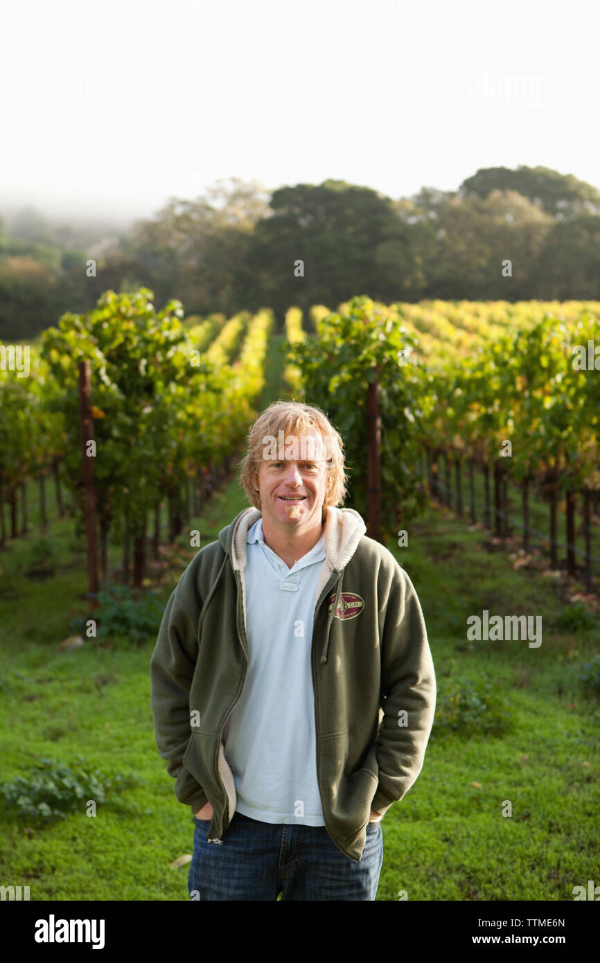 USA, Kalifornien, Sonoma, Gundlach Bundschu Winery, sechste Generation Weinberg Eigentümer und Manager Jeff Bundschu in die Reben Stockfoto