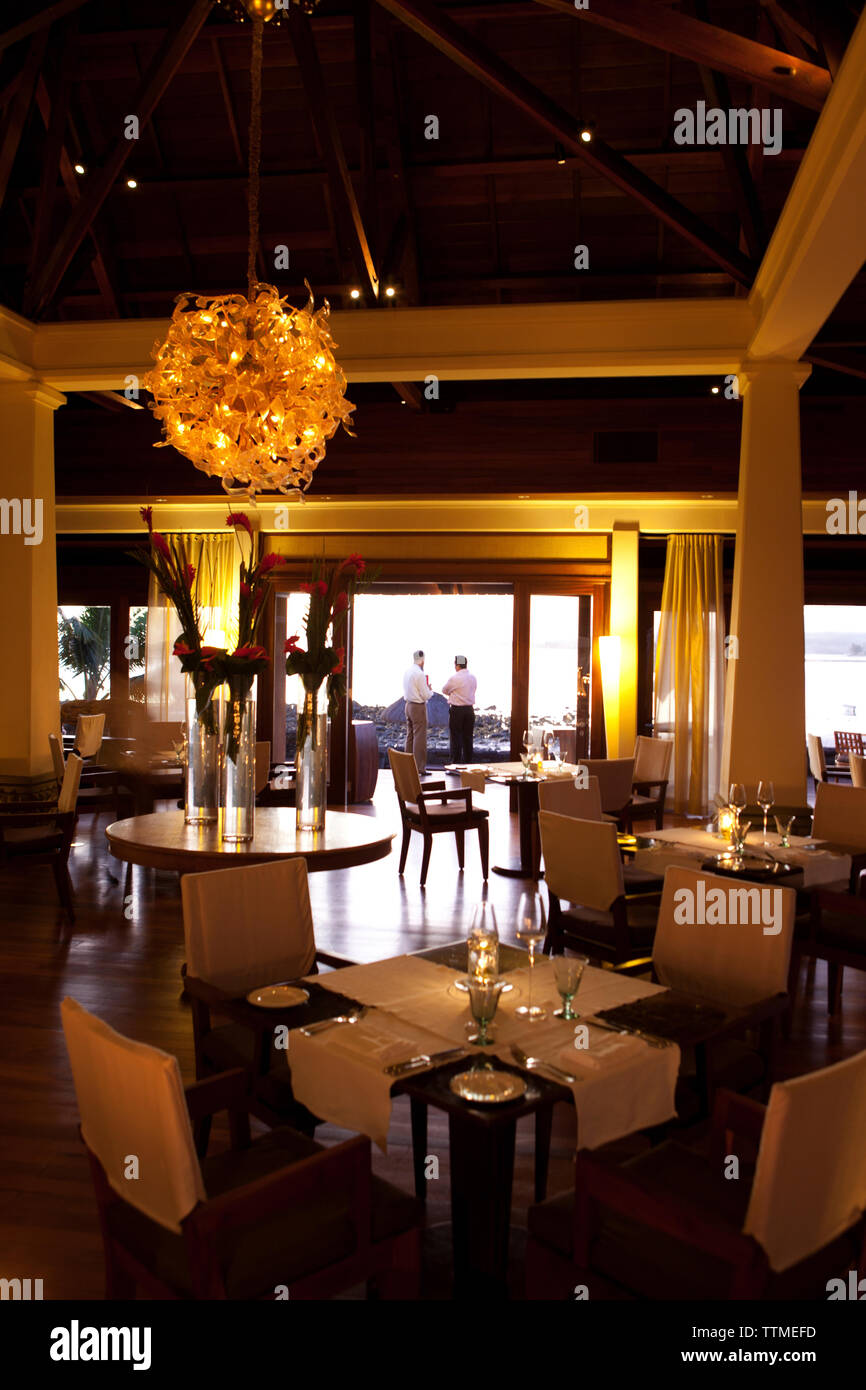 MAURITIUS, Chemin Grenier, zwei Männer sprechen auf dem Balkon vor dem Hauptrestaurant Pebbles, Hotel Shanti Maurice Stockfoto