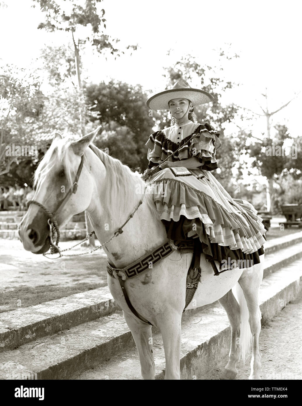 Mexiko, Riviera Maya, mexikanische Cowgirl tragen sombrero sitzen auf Pferd (B&W) Stockfoto