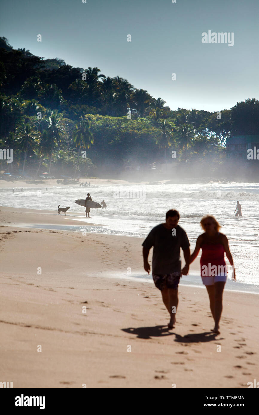 Mexiko, San Pancho, San Francisco, ein paar Spaziergänge Hand in Hand auf San Pancho Strand Stockfoto