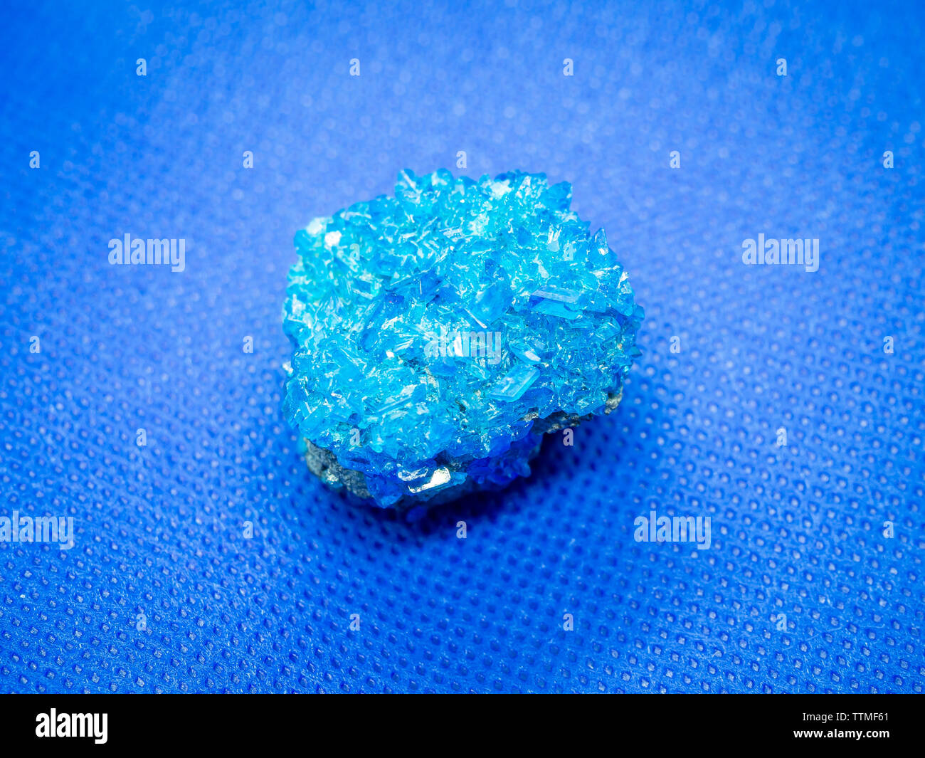 Geologische Muster der natürlichen blauen 2-in-1-mineral covelline Covellite (aka) - halbedelstein und Kupfererz, auf blauem Hintergrund Stockfoto