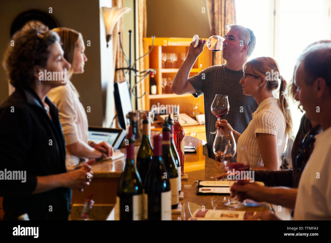 USA, Oregon, Willamette Valley, erleben die Gäste eine Weinprobe auf dem Weingut Domaine Serene, Dayton Stockfoto