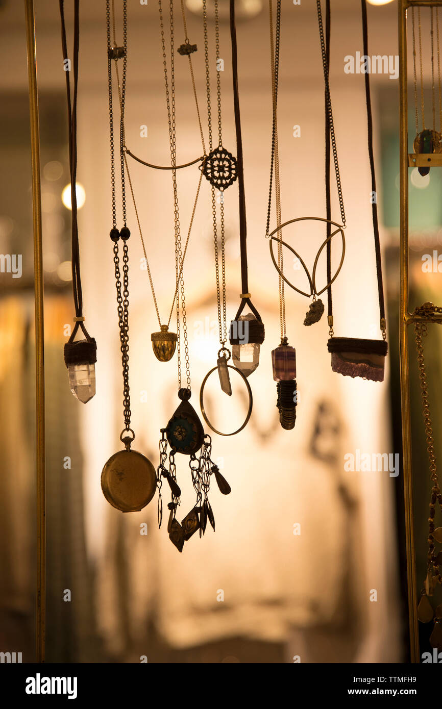 USA, Oregon, Ashland, Detail der Halsketten an einem Laden namens Papaya Wohn Stockfoto