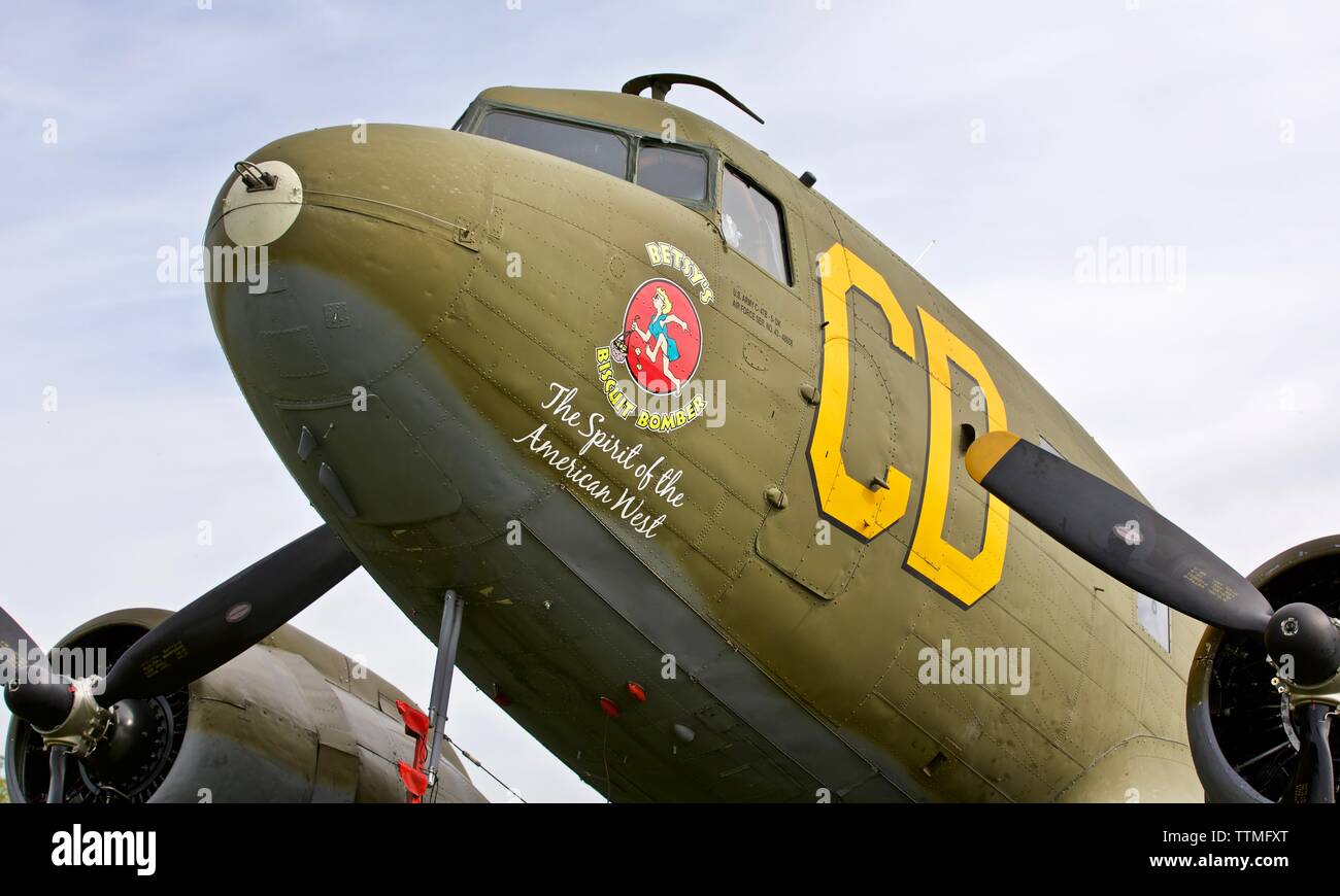 1944 Douglas C-47 Skytrain "Betsy's Biscuit Bomber" an Shuttleworth den 75. Jahrestag des D-Day zu gedenken. Stockfoto