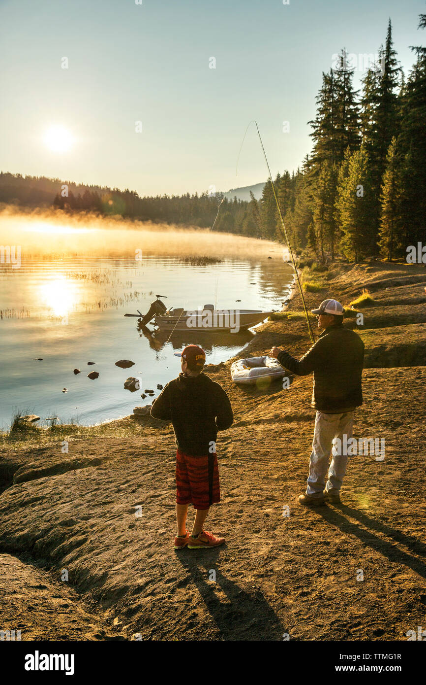 USA, Oregon, Paulina Lake, Braun Cannon, ein Fischer und seinen Sohn zu Fisch aus der Küstenlinie vorbereiten Stockfoto