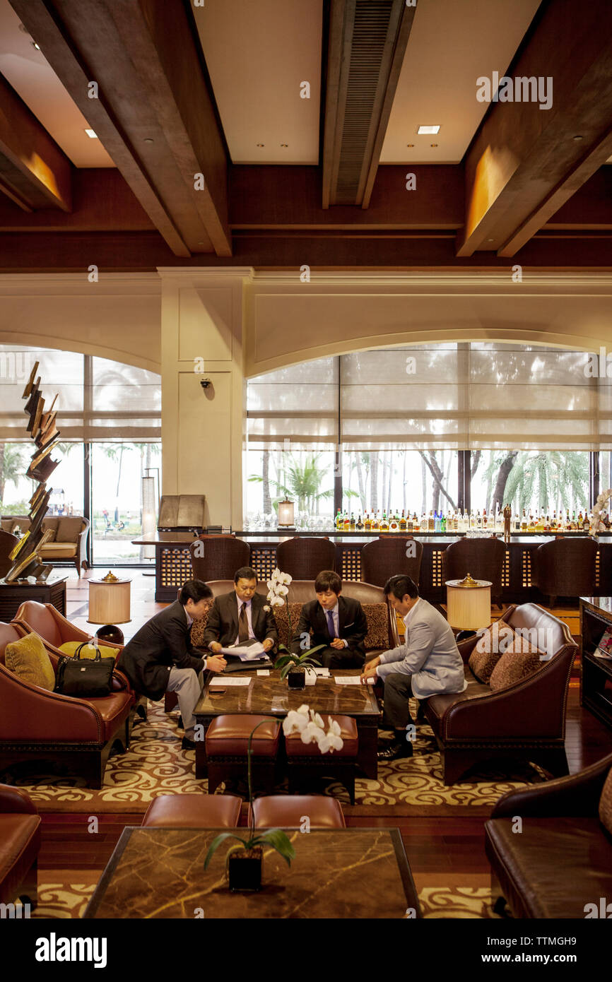 PHILIPPINEN, Manilla, Männer führen Geschäfte im Softel Metripole Hotel Stockfoto