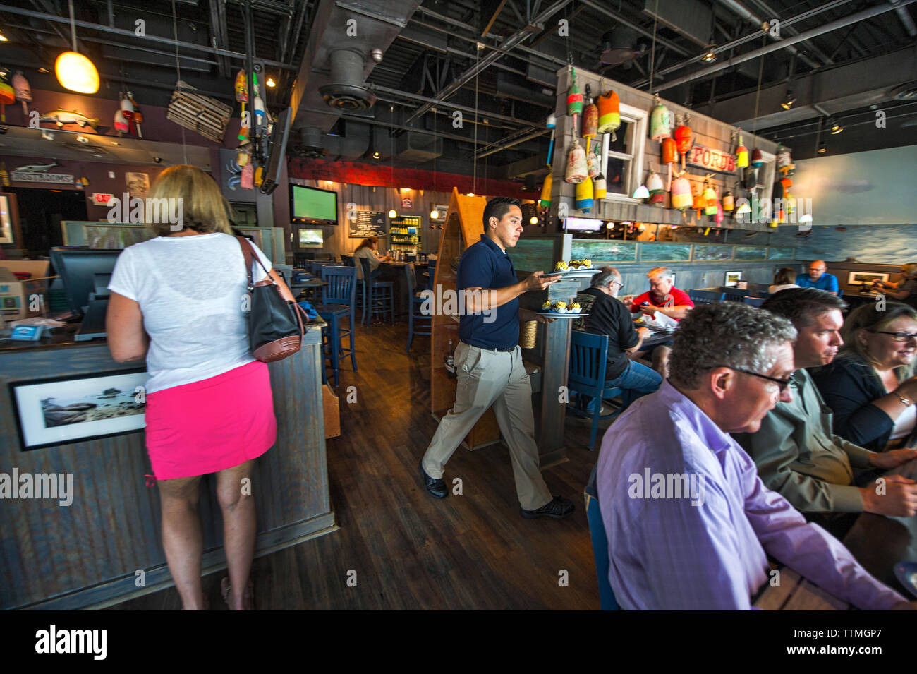 UNITED STATES - Juli 18, 2016: Zeit bei Ford's Fish Shack in Ashburn Mittagessen. Sie wurden von Loudoun Jetzt Leser als Favorit seafood restaurant in Lo gestimmt. Stockfoto