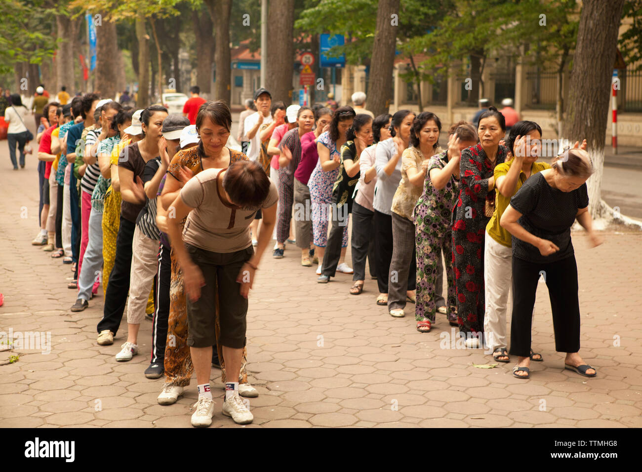 VIETNAM, Hanoi, Frauen führen Tai Chi und früh am Morgen, stretch, Hoan Kiem See Stockfoto