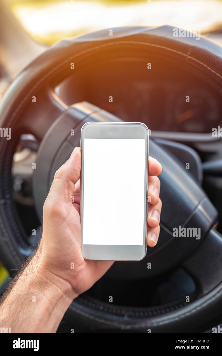 Mit Smartphones im Auto, Mock up leerer Bildschirm der mobilen Gerät in die Hand der erwachsenen Kaukasier Männlich Stockfoto